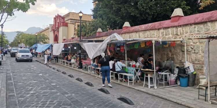 Descolorida festividad de la Virgen del Carmen; ambulantes sitian templo
