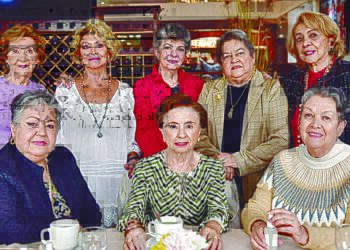 Foto: Rubén Morales // Pilar Neila estuvo rodeada del cariño de sus amigas durante la celebración de su cumpleaños en un restaurante de la ciudad.