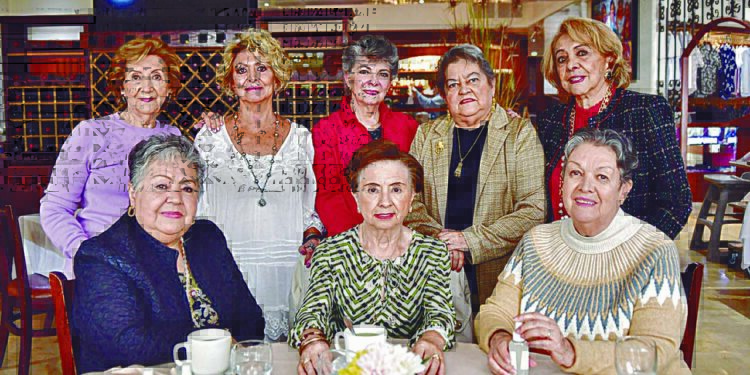 Foto: Rubén Morales // Pilar Neila estuvo rodeada del cariño de sus amigas durante la celebración de su cumpleaños en un restaurante de la ciudad.