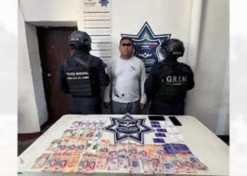 Al sujeto se le decomisaron 6 mil 460 pesos, dos celulares y tarjetas.