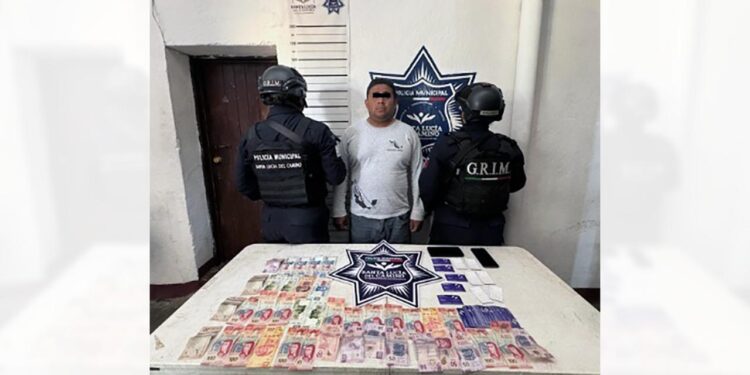 Al sujeto se le decomisaron 6 mil 460 pesos, dos celulares y tarjetas.