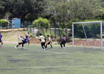 Al final, los jugadores de ambos equipos reafirmaron la sana convivencia.