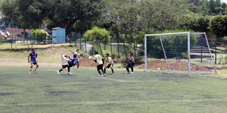 Al final, los jugadores de ambos equipos reafirmaron la sana convivencia.