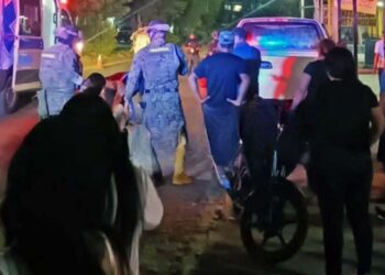 Ambos jóvenes se encontraban presuntamente involucrados en una riña cuando un automóvil los embistió.