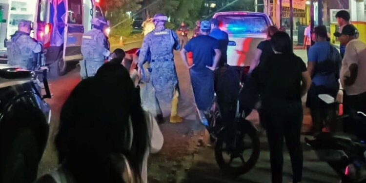 Ambos jóvenes se encontraban presuntamente involucrados en una riña cuando un automóvil los embistió.