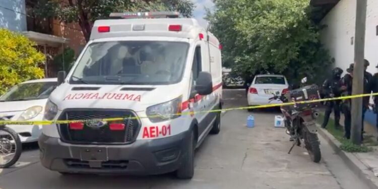 ¡Valiente pero herido! Policía se juega la vida y se enfrenta a ladrones; resulta herido de bala en la cabeza