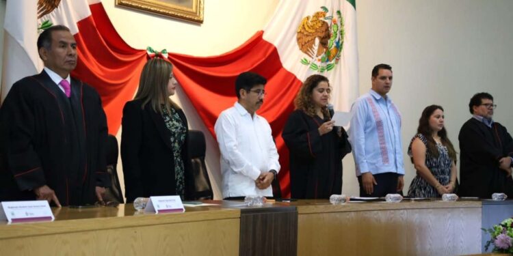 Foto: cortesía // Acompañada del ministro presidente electo Hugo Aguilar, el ministro Arístides Guerrero, y la ministra Yasmín Esquivel, de forma virtual, la magistrada presidenta del Poder Judicial del Estado, Berenice Ramírez presidió la ceremonia por el Día de la y el Abogado.