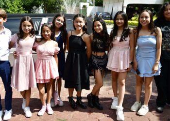 Fotos: Rubén Morales // Algunos alumnos sorprendieron al arribar en una elegante limusina, sumando un toque de glamour y emoción al festejo.