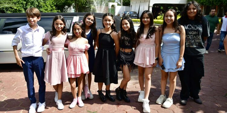 Fotos: Rubén Morales // Algunos alumnos sorprendieron al arribar en una elegante limusina, sumando un toque de glamour y emoción al festejo.