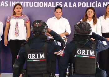 Autoridades de Santa Lucía encabezaron la entrega de estímulos reconocimientos y rangos.