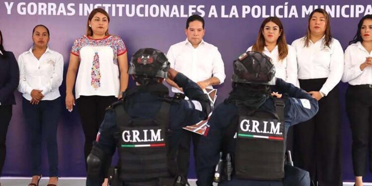 Autoridades de Santa Lucía encabezaron la entrega de estímulos reconocimientos y rangos.