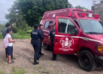 Chocan con camión estacionado y resultan lesionados.