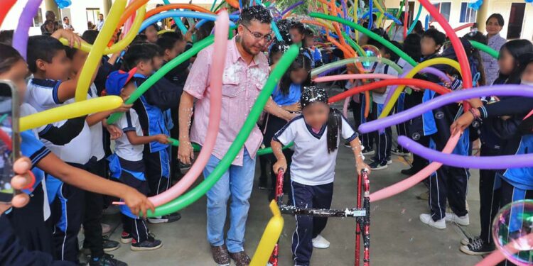 Foto: Adrián Gaytán // Con una despedida en grande para los egresados de sexto grado, clausuran el ciclo escolar 2024-2025, en la escuela primaria Resurgimiento de Reyes Etla.
