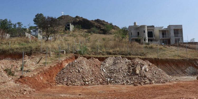 Foto: Adrián Gaytán // Desde hace años, particulares han invadido el área que comprende la reserva ecológica y área natural protegida del Cerro del Crestón.