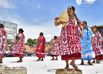 Foto: Archivo El Imparcial // La Guelaguetza Popular nació tras la revuelta de 2006 y en contraposición a la que califican como Guelaguetza Comercial.