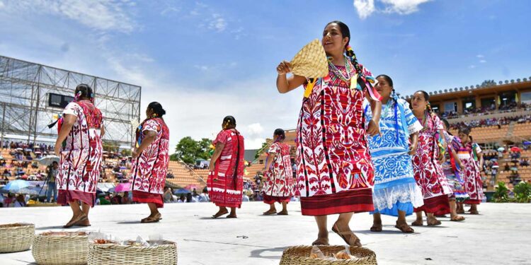 Foto: Archivo El Imparcial // La Guelaguetza Popular nació tras la revuelta de 2006 y en contraposición a la que califican como Guelaguetza Comercial.
