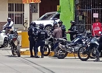 Multan por no llevar placas… ¡y la policía tampoco las usa!” Acusan abuso y doble moral en operativo en plena Guelaguetza