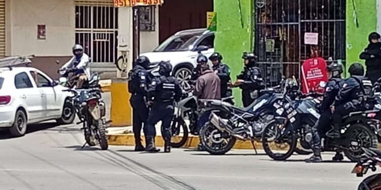 Multan por no llevar placas… ¡y la policía tampoco las usa!” Acusan abuso y doble moral en operativo en plena Guelaguetza