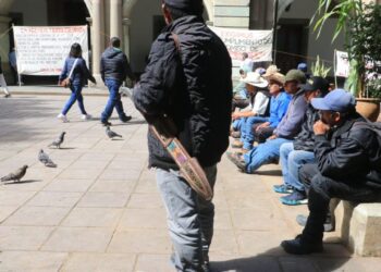 Mixtecos pobres exigen caminos y hospitales en Coicoyán de las Flores