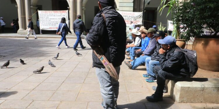 Mixtecos pobres exigen caminos y hospitales en Coicoyán de las Flores