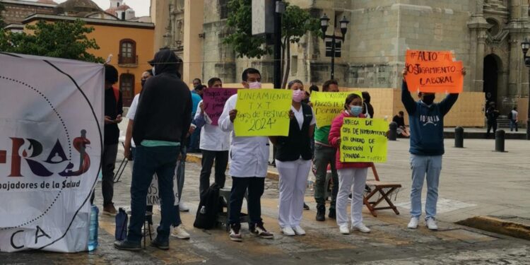 Protestan trabajadores de salud por reconocimiento laboral
