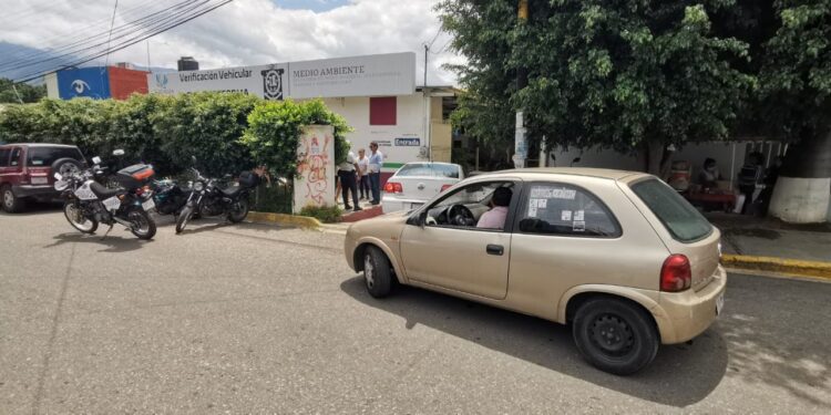 Crisis en verificentros; caos por masa de automovilistas; ¿habrá prórroga?