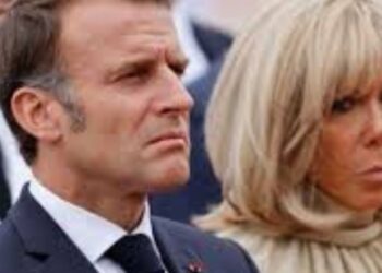 Presidente de Francia demanda a “influences” por fake news