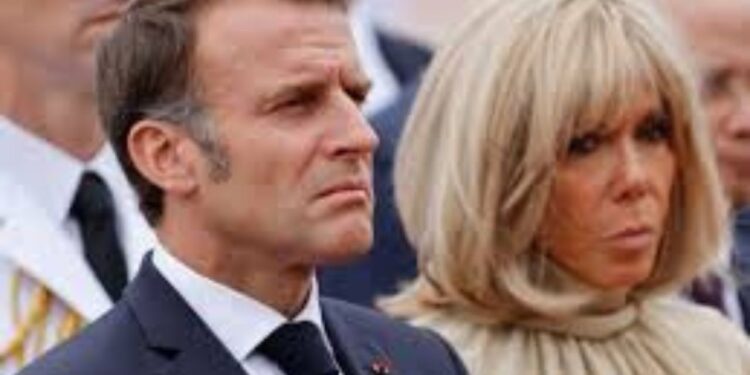 Presidente de Francia demanda a “influences” por fake news