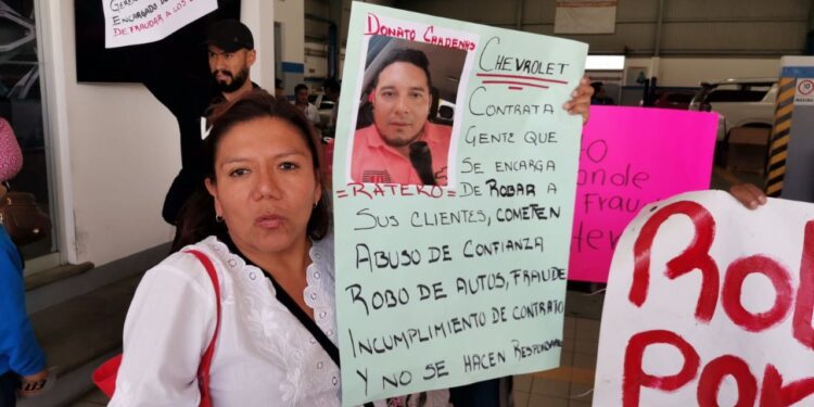 Agencia automotriz “hace humo” autos y “desaparece” a funcionarios