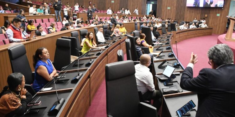 Desempolvan en el Congreso la Ley de Revocación de Mandato