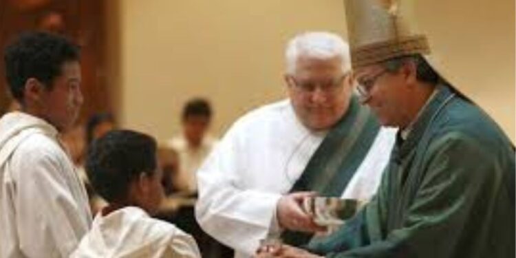 Obispo de California exenta de asistir a la iglesia; temen a redadas