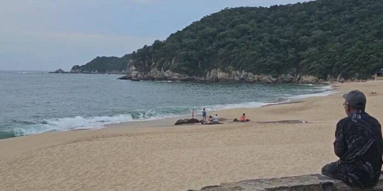 Desalojan 2 comunidades en Pinotepa Nacional por tsunami