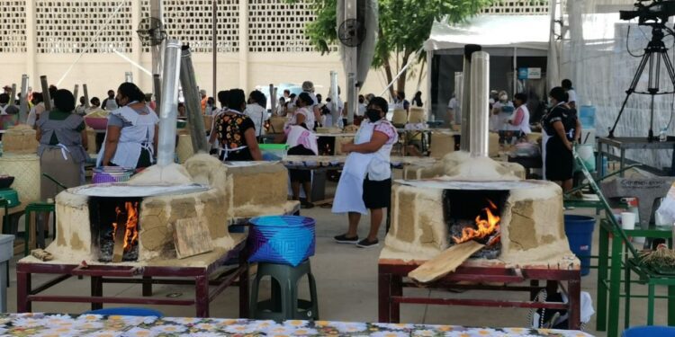 Oaxaqueñas, con el fogón encendido para la tlayuda más grande del mundo