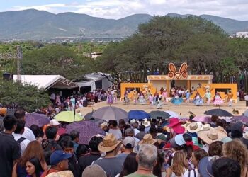 Fotos: Lisbeth Mejía Reyes // Miles de familias acudieron al cerrito para ser parte de esta tradición.