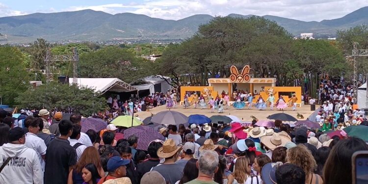 Fotos: Lisbeth Mejía Reyes // Miles de familias acudieron al cerrito para ser parte de esta tradición.