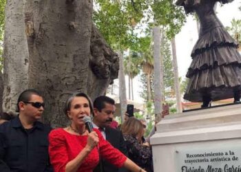 ¡Chusma, chusma! piden retirar la estatua de Doña Florinda en su pueblo