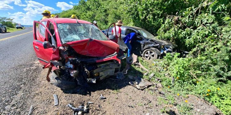 El accidente se suscitó a la altura de la desviación a Tezoatlán de Segura y Luna.