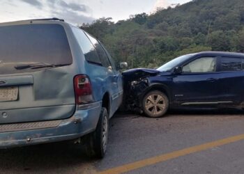 El choque fue de frente y casi se salen de la carretera.