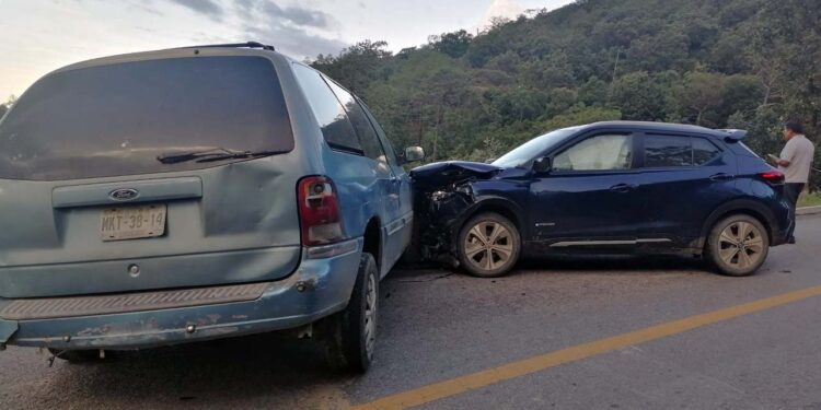 El choque fue de frente y casi se salen de la carretera.