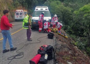 El conductor perdió el control al salir de una curva y terminó volcada fuera de la carpeta asfáltica.