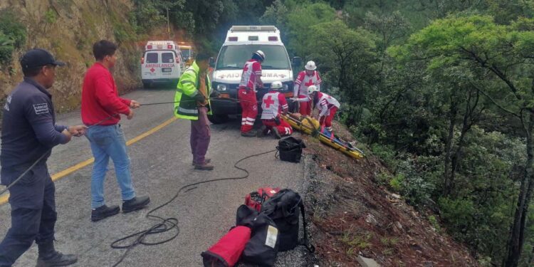 El conductor perdió el control al salir de una curva y terminó volcada fuera de la carpeta asfáltica.