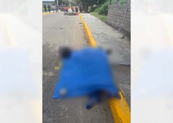 El cuerpo fue hallado en posición de cúbito dorsal sobre la carpeta asfáltica.