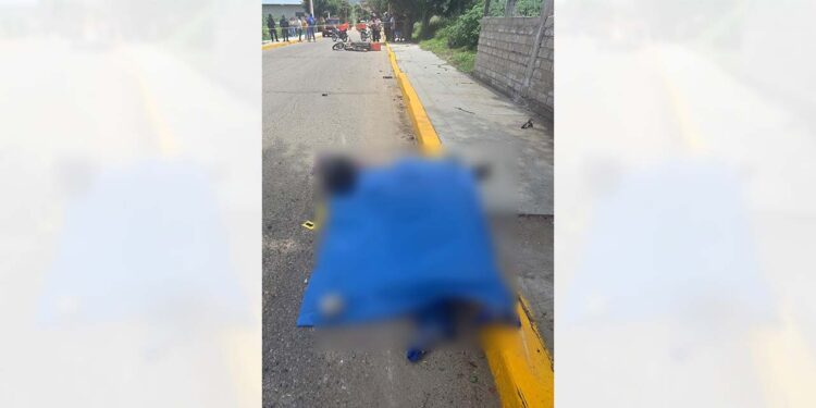 El cuerpo fue hallado en posición de cúbito dorsal sobre la carpeta asfáltica.