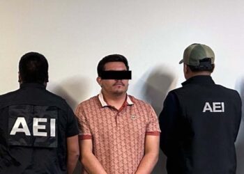 El hombre, quien se encontraba acompañado de su esposa, fue asegurado sin que se registraran incidentes.