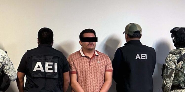 El hombre, quien se encontraba acompañado de su esposa, fue asegurado sin que se registraran incidentes.