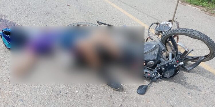 El joven murió al instante, luego de derrapar aparatosamente en su moto.