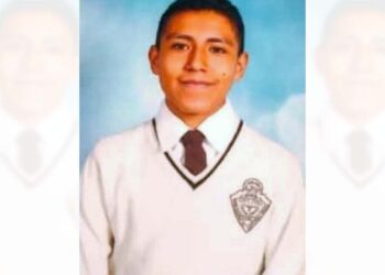 Alejandro es de complexión delgada, de aproximadamente 1.50 metros de estatura, de tez morena clara y cabello corto ondulado, color negro.