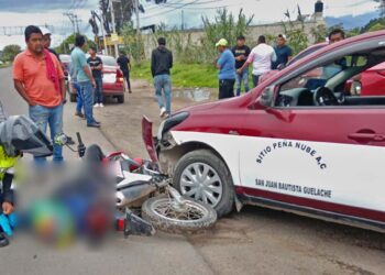 El motociclista tuvo que ser trasladado a un hospital.