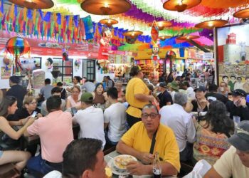 Foto: Adrián Gaytán // El turismo abarrota los mercados públicos de la capital.