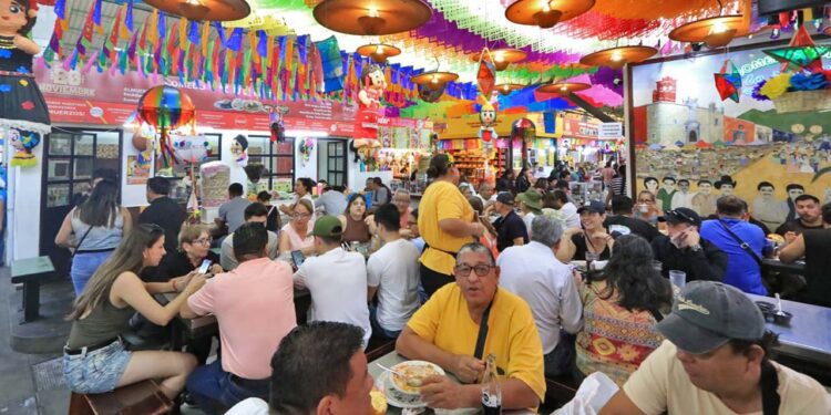 Foto: Adrián Gaytán // El turismo abarrota los mercados públicos de la capital.